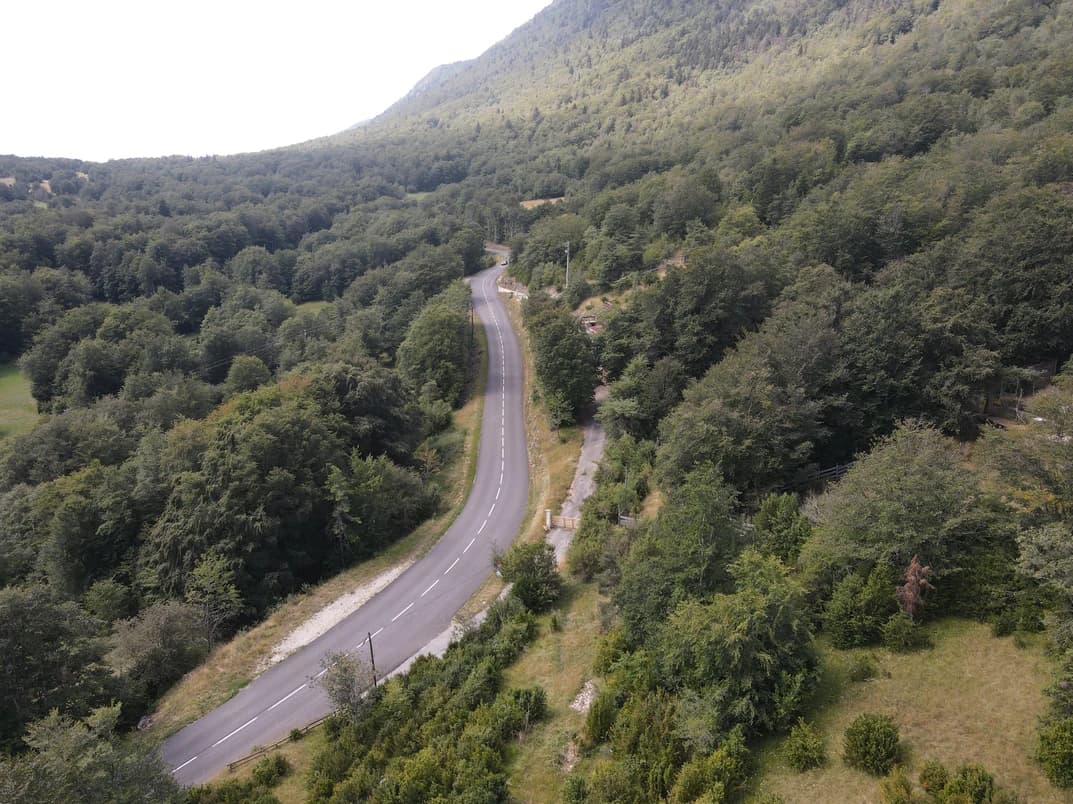 Vue aérienne du site de la grotte, au milieu des forêts du Vercors